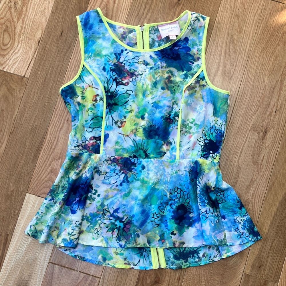 Romeo & Juliet Couture Floral Sleeveless peplum Blouse neon seaming back zipper